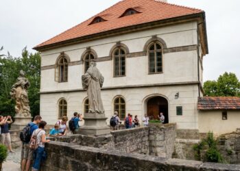 Hrad Valdštejn: Barokní svatí plačící do jarní mlhy