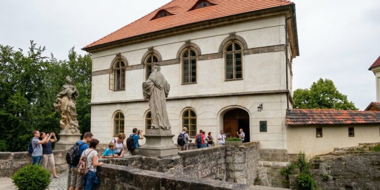Hrad Valdštejn: Barokní svatí plačící do jarní mlhy